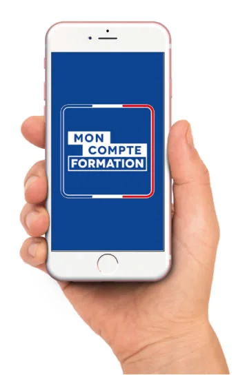 un téléphone mobile avec l'application "Mon Compte Formation" dans une main