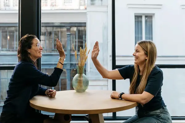 entretien entre 2 femmes qui se tapent dans la main en signe d'accord