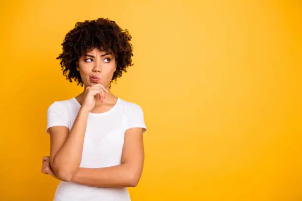 une femme pensive qui s'interroge sur le choix à faire